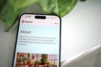 Smartphone OpenAI com IA: rumor indica lançamento em 2028 e foco em agentes autônomos